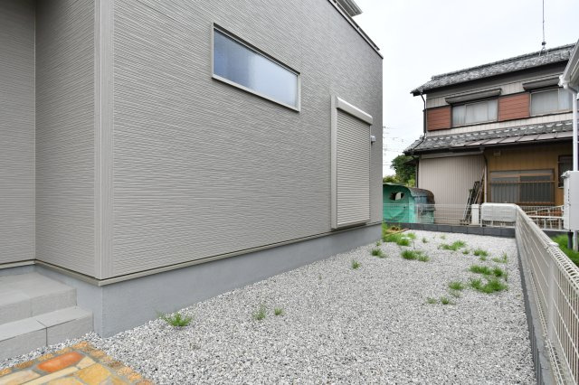 伊奈町中央全2棟2号棟の庭