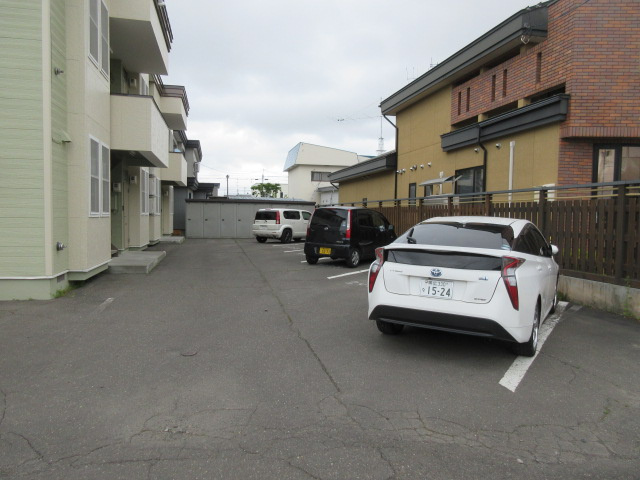 ウェザーコックの駐車場