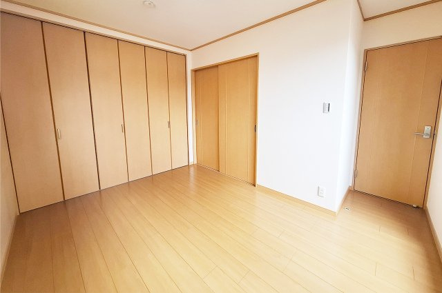 堺市西区鳳西町2丁の寝室|洋室1：クロスを貼替えるなどリフォーム済み。