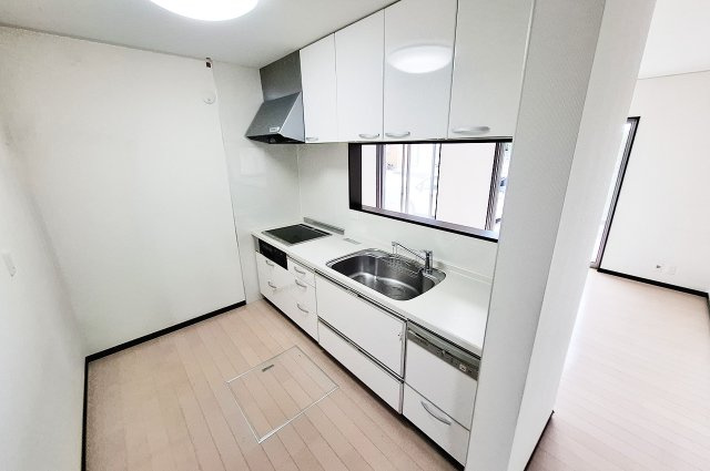 堺市南区逆瀬川のキッチン|キッチン：掃除のしやすいIHコンロです。