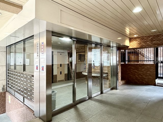 ライオンズマンション西長堀８階のロビー
