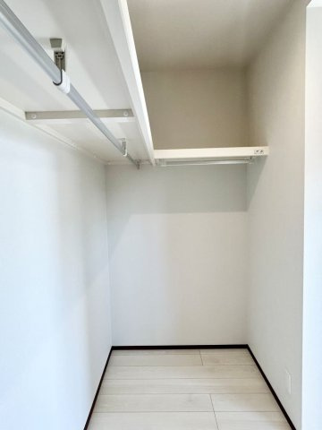 高知市中万々 ② 新築戸建ての収納|＊こちらはWICの類似イメージ画像です。