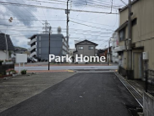 高知市中万々 ② 新築戸建ての前面道路含む現地写真|県道270号線への合流出入口道路