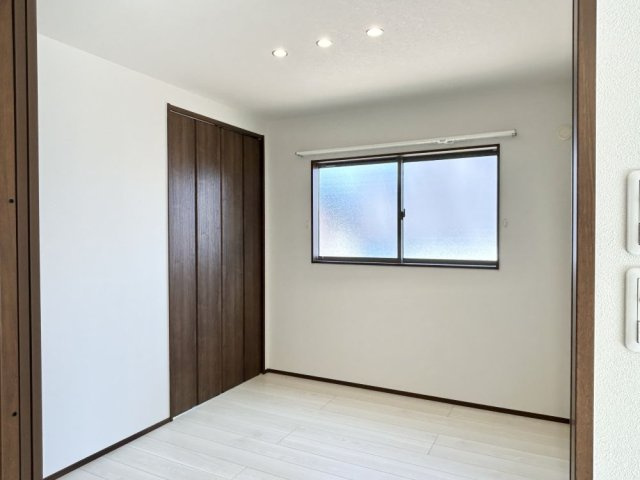 高知市中万々 ② 新築戸建ての洋室|＊こちらは洋室の類似イメージ画像です。（明るい光が差し込む居室は、家具のレイアウトもしやすく自分好みのインテリアを楽しめます。）