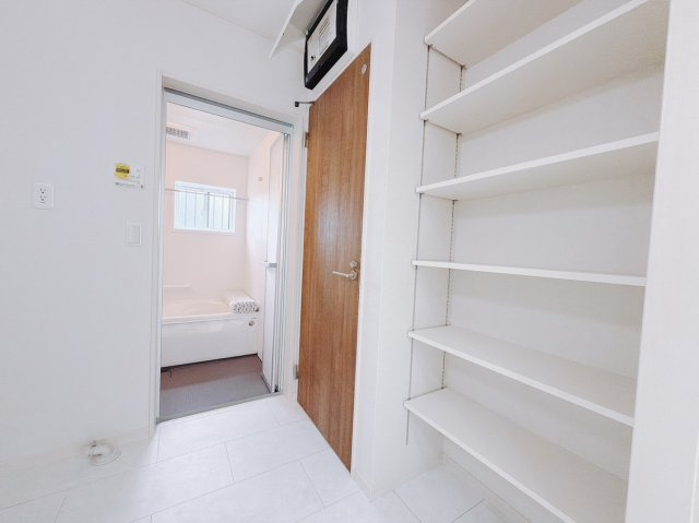 【新築戸建】前橋市青柳町の収納|■洗面室｜リネンスペースには、タオルやバスタオル・着替えなどが置けるので大変便利です♪買い置きした洗剤もしまえてどんな時も綺麗な状態を保てます♪