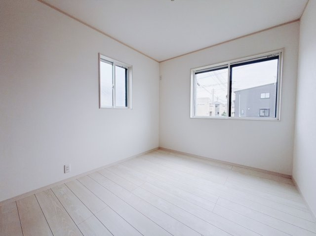 【新築戸建】前橋市青柳町の洋室|■1階洋室｜ナチュラルカラーの床です。模様替えなどとても楽しく工夫できます♪陽当たり、風通しもとても良いので毎日快適な生活スタートです！子供部屋にも良いですね♪