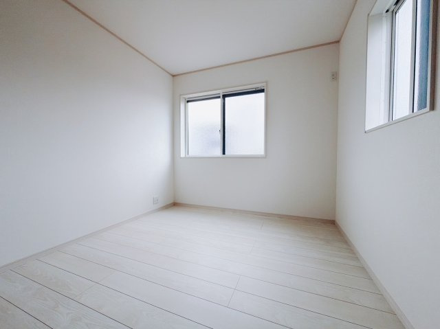 【新築戸建】前橋市青柳町の洋室|■1階洋室｜お子様の一人部屋にピッタリな洋室。木のぬくもりを感じるフローリングは、天然木の味わいが時とともに深みを増していきます。また、傷にも強く、フリーワックスでお手入れもラクラクです♪