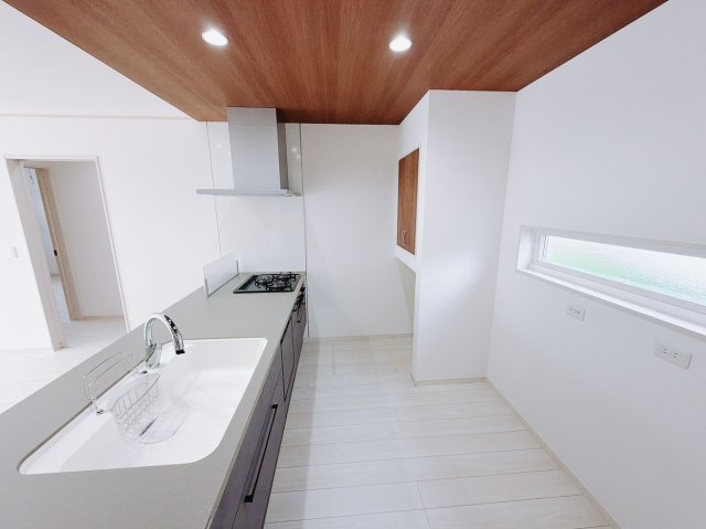 【新築戸建】前橋市青柳町のキッチン|■キッチン｜ワークトップの幅が広く、お子様といっしょにお料理をつくったり、ちょっとしたパーティーも楽しめます。フラットなのでお掃除がしやすいのもポイントです♪