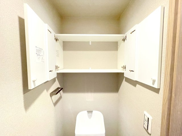 【トイレ】 | サンライトマンションさつき　(ふじみ野店) | タオル掛けや収納棚もあり、清潔感を保つことができます。