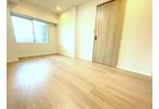 【洋室】 | サンライトマンションさつき　(ふじみ野店) | 洋室6.5帖：広い空間の洋室。木のぬくもりがやわらかい雰囲気のお部屋です。