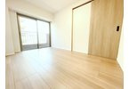 【洋室】 | サンライトマンションさつき　(ふじみ野店) | 洋室5.1帖：南側バルコニーに面しており明るい雰囲気の空間。木のぬくもりがやわらかい雰囲気のお部屋です。