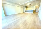 【居間・リビング】 | サンライトマンションさつき　(ふじみ野店) | LDK18.9帖の広々とした空間。木のあたたかさと洗練されたお洒落なデザインが特徴的です。