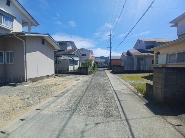 宇土市新開町の中古一戸建の周辺|前面道路