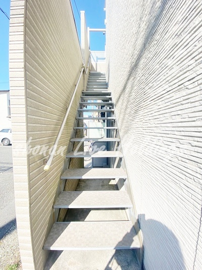 横須賀市安浦町３丁目のアパートのエントランス