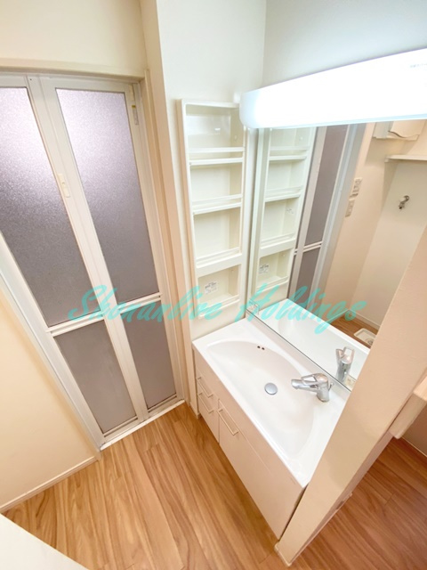 横須賀市安浦町３丁目のアパートの洗面所|嬉しい独立洗面台付き