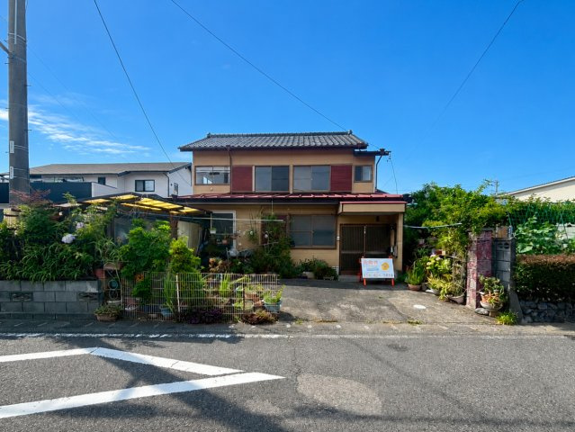 中古戸建の前面道路含む現地写真