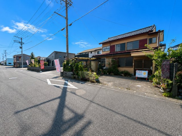 中古戸建の前面道路含む現地写真