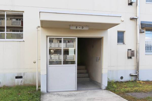 ビレッジハウス落合川2号棟のエントランス