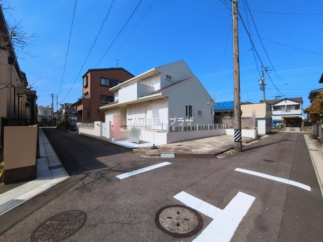 仲介手数料半額）一宮市千秋町天摩字松ノ木476-16の中古住宅の前面道路含む現地写真