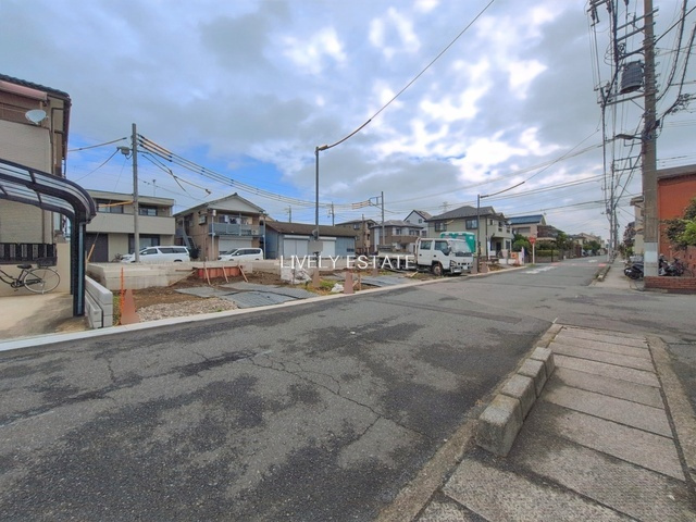 草加市氷川町 新築分譲住宅 全5棟 A号棟の前面道路含む現地写真