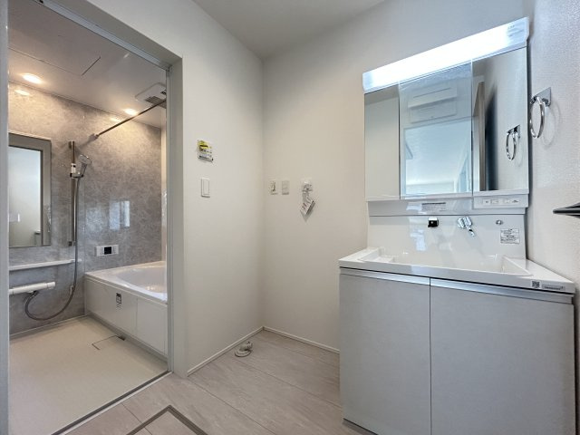 「長期優良住宅認定物件」高知市瀬戸東町3丁目6期　1号棟の洗面所|三面鏡付き洗面化粧台