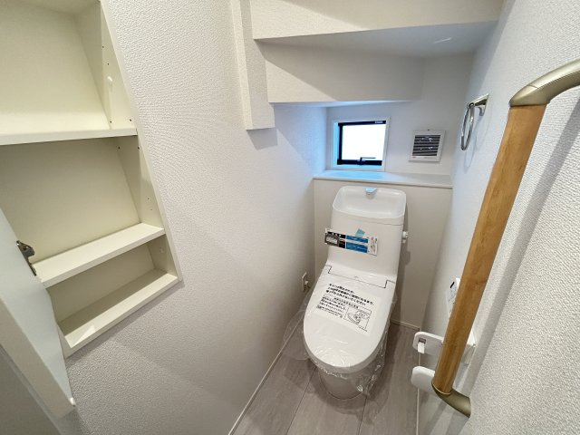「長期優良住宅認定物件」高知市瀬戸東町3丁目6期　1号棟のトイレ|収納棚付きの快適トイレ
