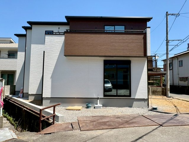 「南東角地」高知市神田　新築一戸建ての外観