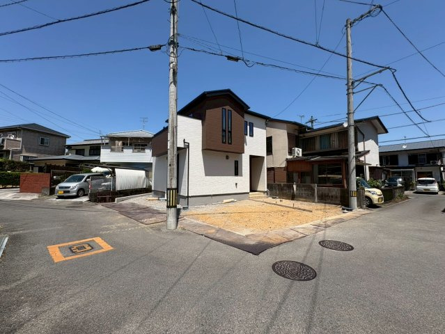 「南東角地」高知市神田　新築一戸建ての前面道路含む現地写真