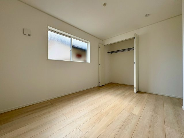 「5LDK　駅まですぐ」香美市土佐山田町東本町第1号棟の洋室|収納力のあるクローゼット付き洋室。シンプルな内装で、お好みのインテリアが映える落ち着いた空間です。