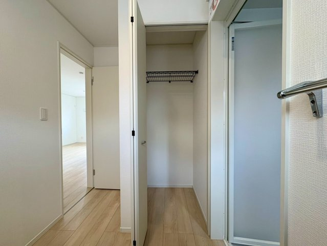「5LDK　駅まですぐ」香美市土佐山田町東本町第1号棟の収納|洗面室には便利な収納スペースを確保。タオルや日用品もすっきり片付き、使い勝手の良い空間です。