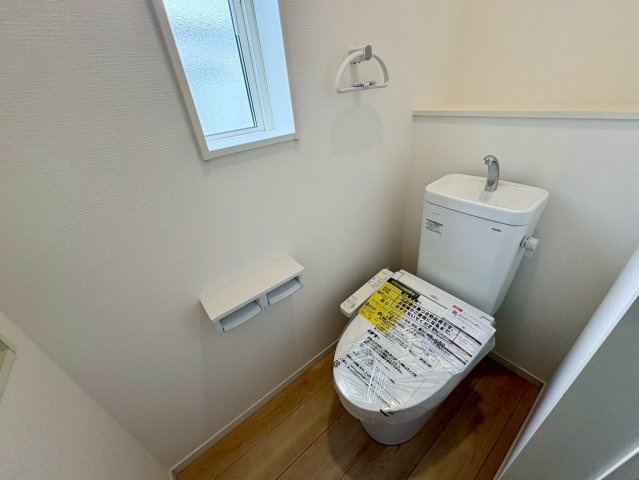 「5LDK　駅まですぐ」香美市土佐山田町東本町第1号棟のトイレ|2階にもトイレを設置。忙しい朝の時間帯や来客時にも便利で、家族みんなが快適に使えます。