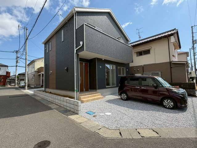 「5LDK　駅まですぐ」香美市土佐山田町東本町第1号棟の外観|角地につき開放感のある立地。スタイリッシュな外観とゆとりの駐車スペースが魅力の一邸です。