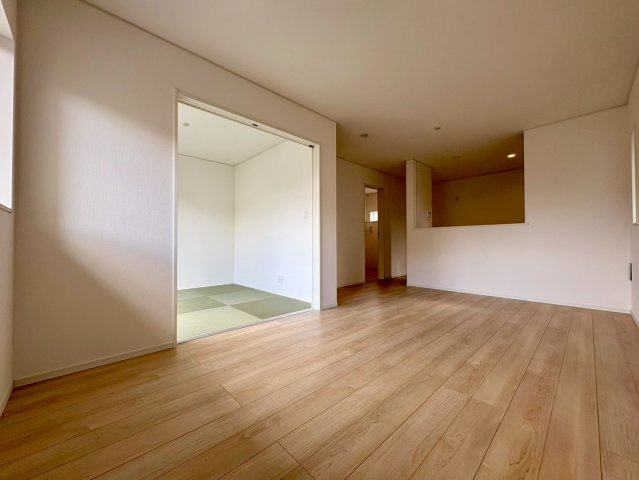「5LDK　駅まですぐ」香美市土佐山田町東本町第1号棟の居間・リビング|明るい木目フローリングが広がるLDK。隣接する和室は引き戸でつなげて使える、家族にやさしい開放的な空間です。