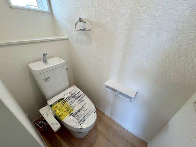 「5LDK　駅まですぐ」香美市土佐山田町東本町第1号棟のトイレ|窓付きで明るく換気も安心のトイレ。温水洗浄便座付きで、毎日快適にお使いいただけます。