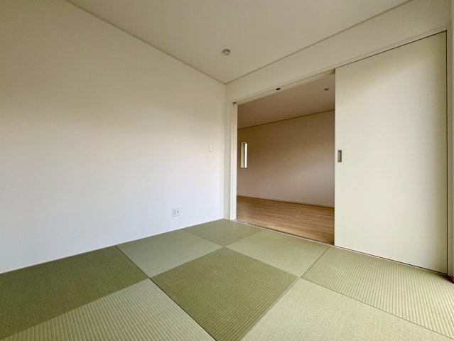 「5LDK　駅まですぐ」香美市土佐山田町東本町第1号棟の和室|LDKとつながる使い勝手の良い和室。客間やお子さまの遊び場、将来の寝室としても活躍する多目的空間です。