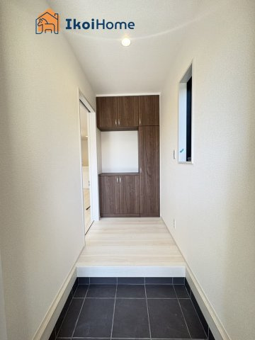 明石市田町1丁目　新築戸建の玄関|【ホームページに現地動画掲載中】●年中無休：当日予約可●玄関にはコの字型のシューズボックスを完備！