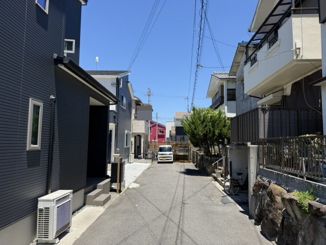 和泉市伯太町4丁目　古家付き土地の前面道路含む現地写真