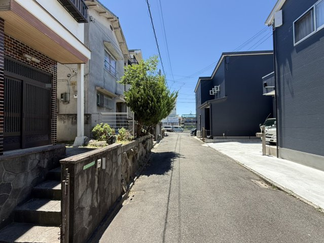 和泉市伯太町4丁目　古家付き土地の前面道路含む現地写真