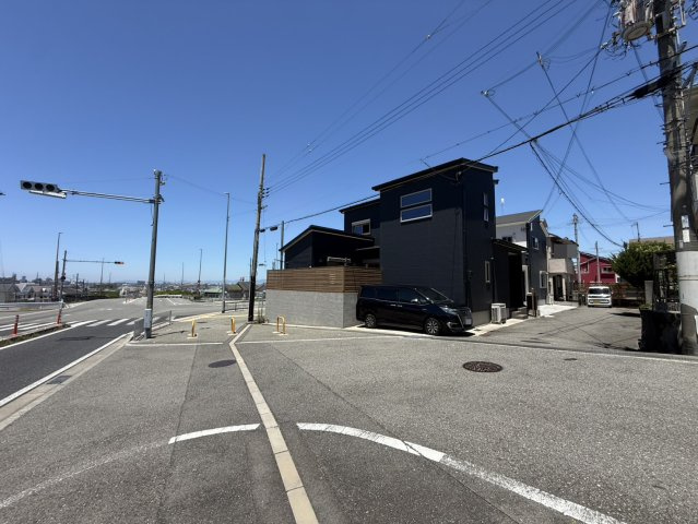 和泉市伯太町4丁目　古家付き土地の前面道路含む現地写真