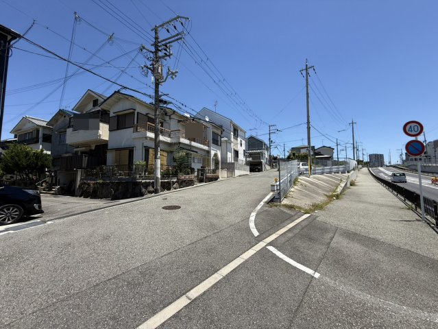 和泉市伯太町4丁目　古家付き土地の前面道路含む現地写真