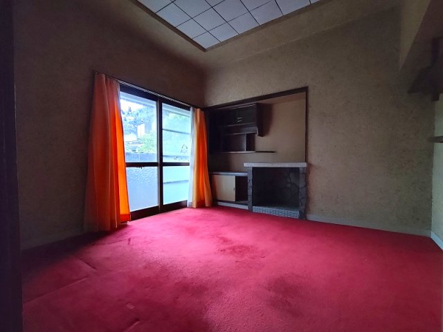 日ノ出町1丁目戸建の洋室|絨毯貼りです