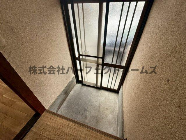 出口2丁目戸建　賃貸の玄関|収納もある玄関です