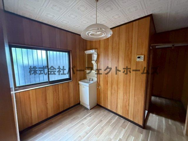 出口2丁目戸建　賃貸の洗面所|明るい洗面所です