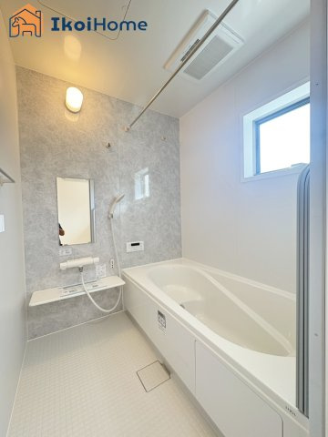 明石市二見町西二見16期　新築戸建の浴室|◆同社施工例◆小窓があり換気良好の浴室です。清潔な空間を保てます。