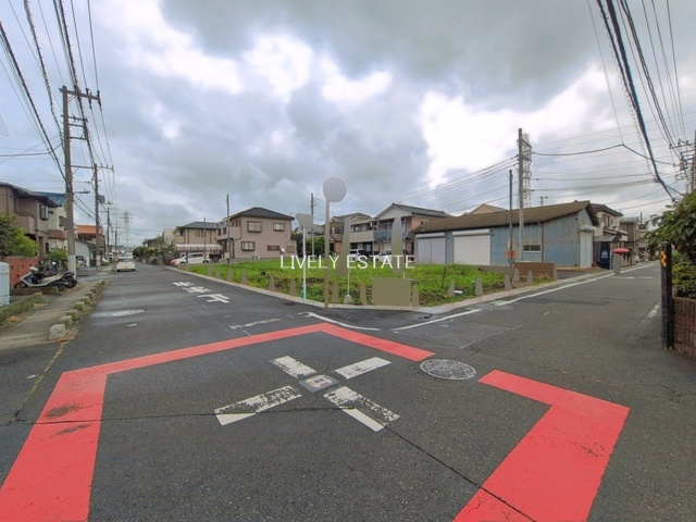 草加市氷川町 新築分譲住宅 全5棟 E号棟の前面道路含む現地写真