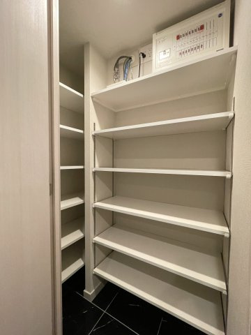プレミスト京都五条の収納|シューズインクローゼット
靴以外の収納にも◎　玄関がすっきり片付きます。
