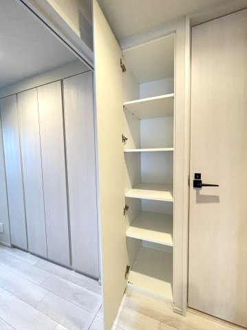 プレミスト京都五条の収納|廊下収納(2)
日用品や掃除道具もすっきり収納可能。居住空間を広く使えます。