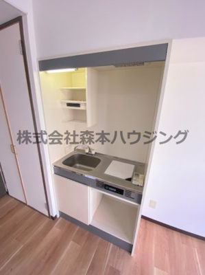【キッチン】 | 　ドーミー・オノ | ※同タイプ別室の写真となります。
　設備内容や内装色調など相違がある場合は実際のお部屋の現状優先となります。