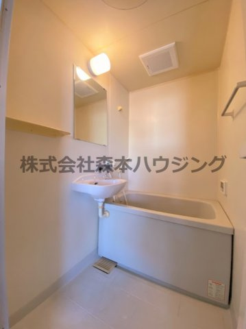 【浴室】 | 　ドーミー・オノ | ※同タイプ別室の写真となります。
　設備内容や内装色調など相違がある場合は実際のお部屋の現状優先となります。