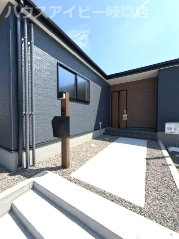 本巣市三橋平屋の新築戸建限定1邸！お車スペース4台可能！モレラ岐阜まで徒歩7分！暮らしやすい動線！の玄関|本巣市三橋平屋の新築戸建限定1邸！お車スペース4台可能！モレラ岐阜まで徒歩7分！暮らしやすい動線！